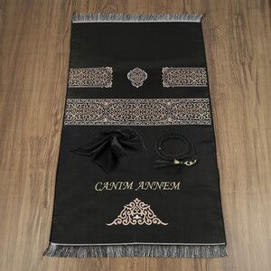  Anneler günü Hediyesi, Annenizin İsmine Özel Seccade, İğne Oyalı Şal, İnci Tesbih, Süslemeli Asetat Kutulu (26×23 cm)