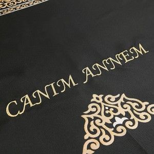  Anneler günü Hediyesi, Annenizin İsmine Özel Seccade, İğne Oyalı Şal, İnci Tesbih, Süslemeli Asetat Kutulu (26×23 cm)
