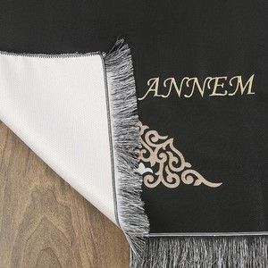  Anneler günü Hediyesi, Annenizin İsmine Özel Seccade, İğne Oyalı Şal, İnci Tesbih, Süslemeli Asetat Kutulu (26×23 cm)