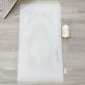  Arapça Hediyelik İsimli  Seccade (68x110 Cm) ,İnci Tesbih ,99 lu Tesbih, Silindir Seti - Krem