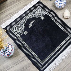  İsimli Ramadan Kerim Şönil Seccade Siyah 68x110 cm