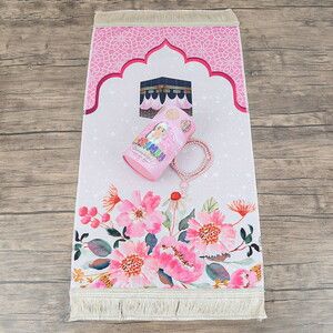  İsme Özel Namaz'a İlk Adım  Çocuk Seccadeli Kabe Desenli Pembe Renkli  Silindir Kutu & Kokulu Kalp İşlemeli Tesbih 45*82 cm