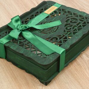  Hediyelik Ahşap Kitaplık ve Kuran Rahlesi, İsme Özel Hürrem Seccade, İnci Tesbih, Kadife Kaplı Kur'an-ı Kerim(20*14 cm)