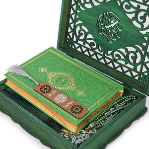 Hediyelik Ahşap Kitaplık ve Kuran Rahlesi, Seccade, Tesbih, Kur'an-ı Kerim, Ayraçlı Paket - Yeşil
