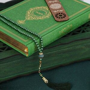  Hediyelik Ahşap Kitaplık ve Kuran Rahlesi, Seccade, Tesbih, Kur'an-ı Kerim, Ayraçlı Paket - Yeşil
