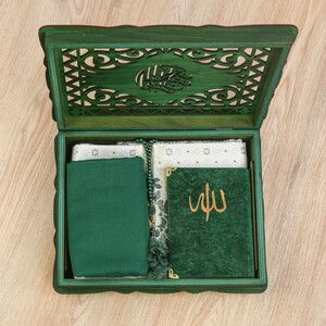  Hediyelik Ahşap Lüks Kutu & Pamuklu Yeşil Şal & İnci Taşlı Tesbih & Kadife Yasin &İsme Özel Lüks Seccade Seti-Yeşil