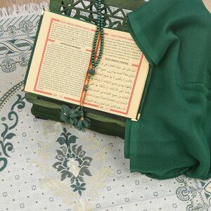  Hediyelik Ahşap Lüks Kutu & Pamuklu Yeşil Şal & İnci Taşlı Tesbih & Kadife Yasin &İsme Özel Lüks Seccade Seti-Yeşil