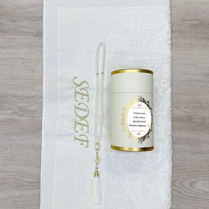  Hediyelik İsme Özel Seccade (68x110 Cm) ,İnci Tesbih , 99 lu Tesbih, Silindir Seti - Krem