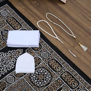  Hediyelik Kabe Kapısı Seccade, Şal, İnci Tesbih, Kemik Tesbih, Asetat Kutulu (26×23 cm 460 gr) Set