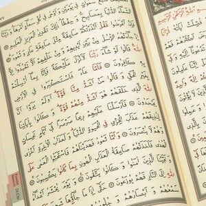  Hediyelik Kadife Kaplı Kur'an-ı Kerim, Seccade, İnci Tesbih, Asetat Kutulu (26×23)  Set
