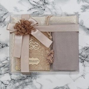 Hediyelik Kadife Kaplı Yasin Kitabı, Seccade, Şal, İnci Tesbih, Asetat Kutulu (26×23) Set-Kahve