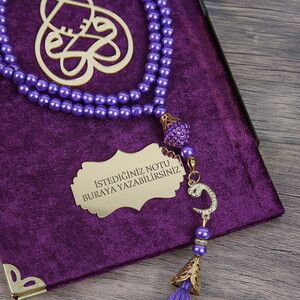  Hediyelik Kadife Kaplı Yasin (Çanta Boy), İnci Tesbih, Gold Asetat Kutulu (20×20) Mevlid Paketi-Mor