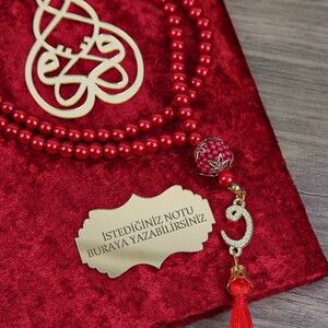  Hediyelik Kadife Kaplı Yasin (Çanta Boy), İnci Tesbih, Gold Asetat Kutulu (20×20) Mevlid Paketi-Bordo