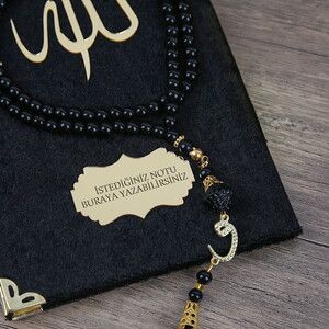  Hediyelik Kadife Kaplı Yasin (Çanta Boy), İnci Tesbih, Gold Asetat Kutulu (20×20) Mevlid Paketi-Siyah