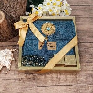 Hediyelik Kadife Yasin Kitabı Çantalı (İsme Özel), Kristal Tesbih, Lokumlu Dini Set-Mavi
