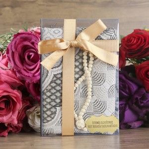 Hediyelik Kokulu Broker Seccade& Krem Kokulu Tesbih Asetatlı Mevlid Paketi (13*19 cm 235 gr )-Gold