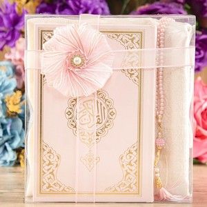  Hediyelik Kuran-ı Kerim, İnci Tesbih, Seccade, Asetat Kutulu(25X18 cm) Mevlid Paketi- Bebe Pembesi