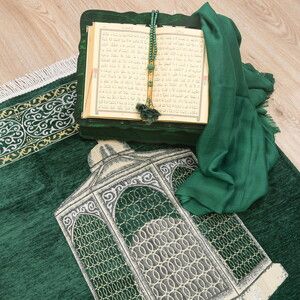  Hediyelik Lüks Ahşap Gözlü Rahle, Kadife Kur'an-ı Kerim(20*14 cm), Pamuklu Şal, İsme Özel Seccade, İnci Tesbih-Yeşil