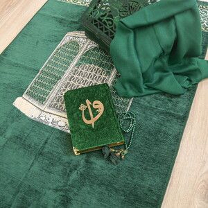  Hediyelik Lüks Ahşap Gözlü Rahle, Kadife Kur'an-ı Kerim(20*14 cm), Pamuklu Şal, İsme Özel Seccade, İnci Tesbih-Yeşil