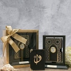  Hediyelik Masaüstü Lüks Ahşap Saatli Kuran Kabı, Kadife Kuran, Gold Kutulu (25×23) Set