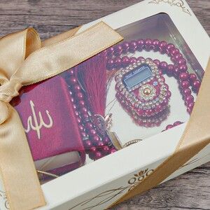  Hediyelik Mini Kur'an-ı Kerim & Lüks Taşlı Zikirmatik & İnci Tesbih Hediye Seti - Kırmızı
