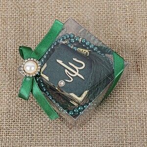  Hediyelik Mini Kuran, İnci Tesbihli Kare Kutulu Set-Yeşil
