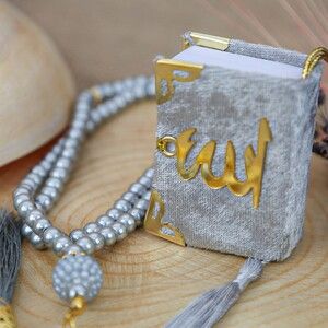  Hediyelik Mini Kuran, İnci Tesbihli Kare Kutulu Set-Gri