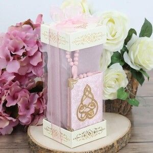 Hediyelik Pamuklu Pembe Şal, Kokulu Tesbih, Kadife Yasin Kitabı, Asetat Kutulu (16×8) Set