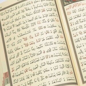  Hediyelik Seccade, İnci Tesbih, Kur'an-ı Kerim (Çanta Boy), Asetat Kutulu (26×23) Dini Set-Mor