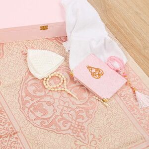  Lüks Ahşap Kutulu Seccade Seti -Pembe(37*20*8 cm,1.725 gr)