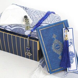 Mühürlü Kur'an-ı Kerim (Çanta Boy 12x16 cm) & Erkek Esans & Erkek Tesbih 33'lü & Takke & Kitap Ayracı & Seccade