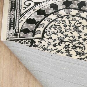  Medine Halı Tipi Kalın Yumuşak Kadife Çeyizlik  Seccade Elegant-Gri (70*120 cm 1040 gr)