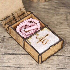  Mini Ahşap Kutuda Mini Kur'an-ı Kerim & Pembe Kristal Tesbih (13x7cm)