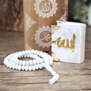  Mini Ahşap Kutuda Mini Kur'an-ı Kerim & Beyaz Kristal Tesbih (13x7cm)
