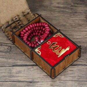  Mini Ahşap Kutuda Mini Kur'an-ı Kerim & Kırmızı Kristal Tesbih (13x7cm)