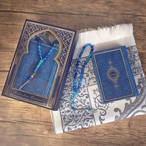  Ramazan Hediye Paketi  Çanta Boy Kur'an-ı Kerim, Tafta Seccade,33 lü Erkek Tesbih (17*25*6 cm 720 gr)-Lacivert