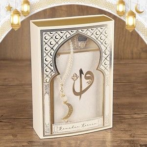 Ramazan Hediye Paketi, Kadife Kaplı Kur'an-ı Kerim, Tafta Seaccade İnci Tesbih Lüks Taşlı  Zikirmatik (17*25*6 cm 620 gr)-Krem
