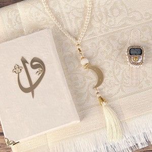  Ramazan Hediye Paketi, Kadife Kaplı Kur'an-ı Kerim, Tafta Seaccade İnci Tesbih Lüks Taşlı  Zikirmatik (17*25*6 cm 620 gr)-Krem