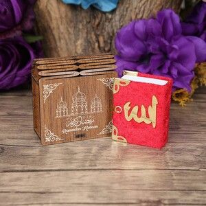  Ramazan Kerim Mini Ahşap Kutu & Mini Kur'an-ı Kerim Kırmızı (8x7cm)