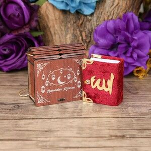 Ramazan Mubarek Mini Ahşap Kutu & Mini Kur'an-ı Kerim Kırmızı (8x7cm)