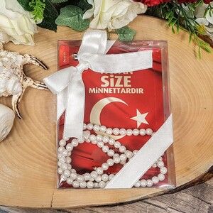 Yasin Kitabı Çanta Boy (Türk Bayraklı), Kokulu Tesbih, Asetat Kutulu (17×15) Mevlid Paketi