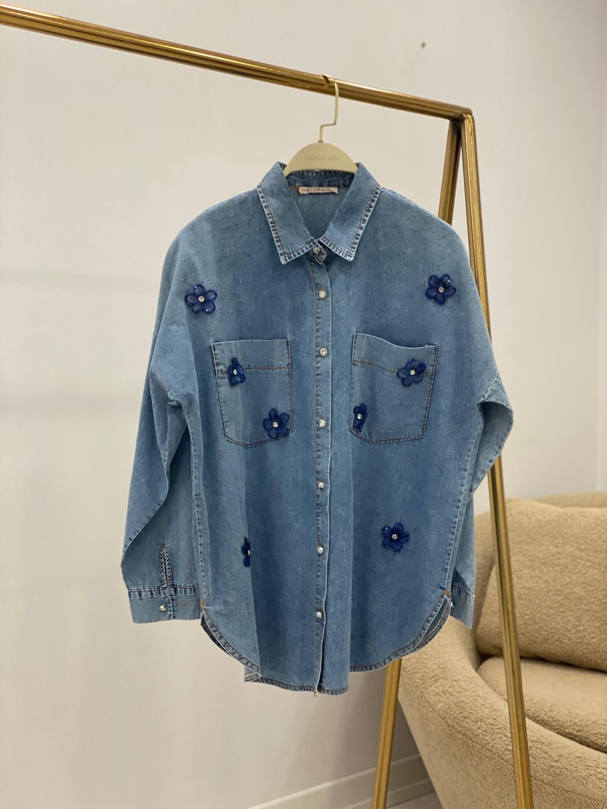 HatunAtila Oversize Elişi Çiçek Detaylı Taşlı Düğmeli Kot Gömlek